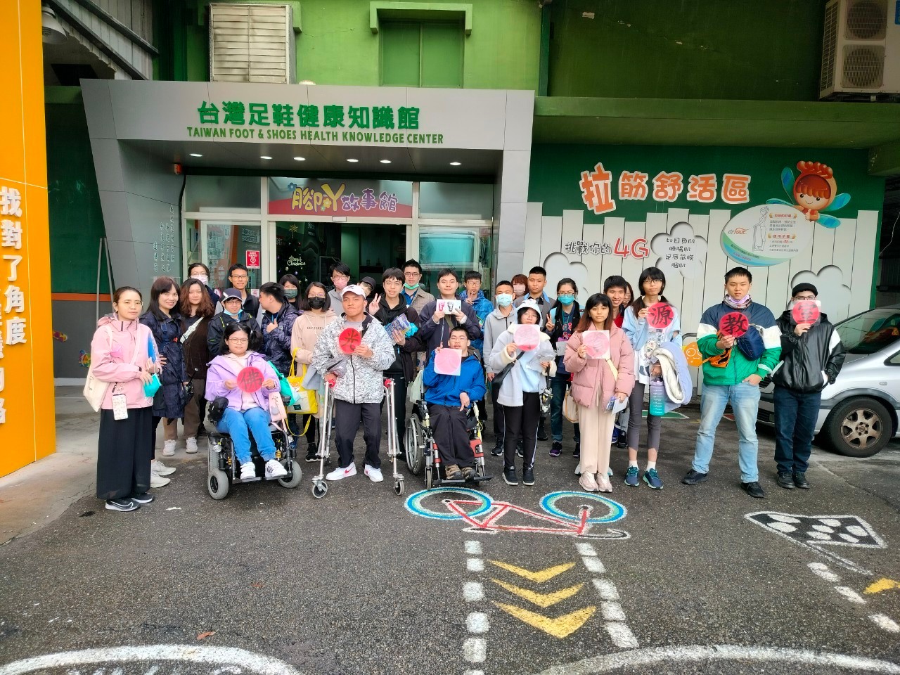 112.11.25「閒庭信步，花香四溢」一張圖片